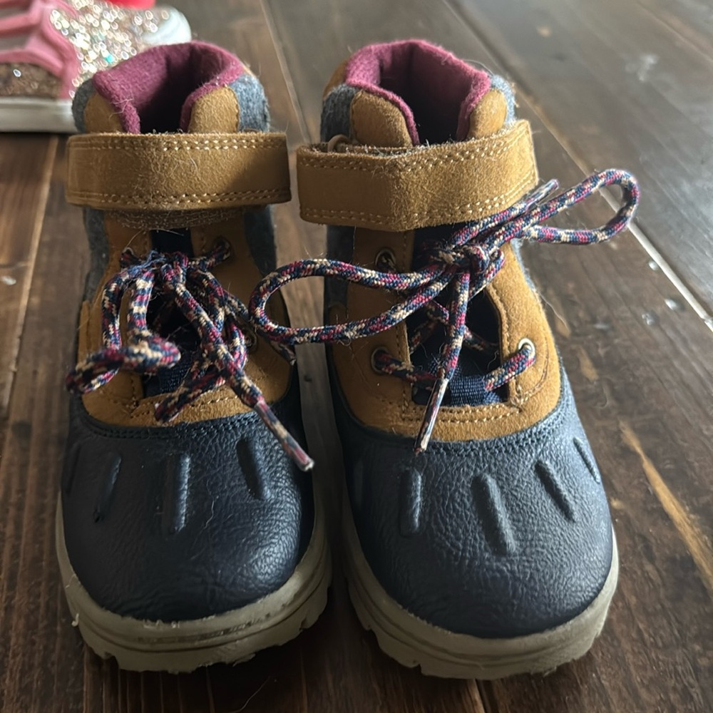 Carters snow boots size 11 toddler never worn